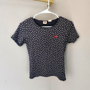 Levis daisy tee 🥰